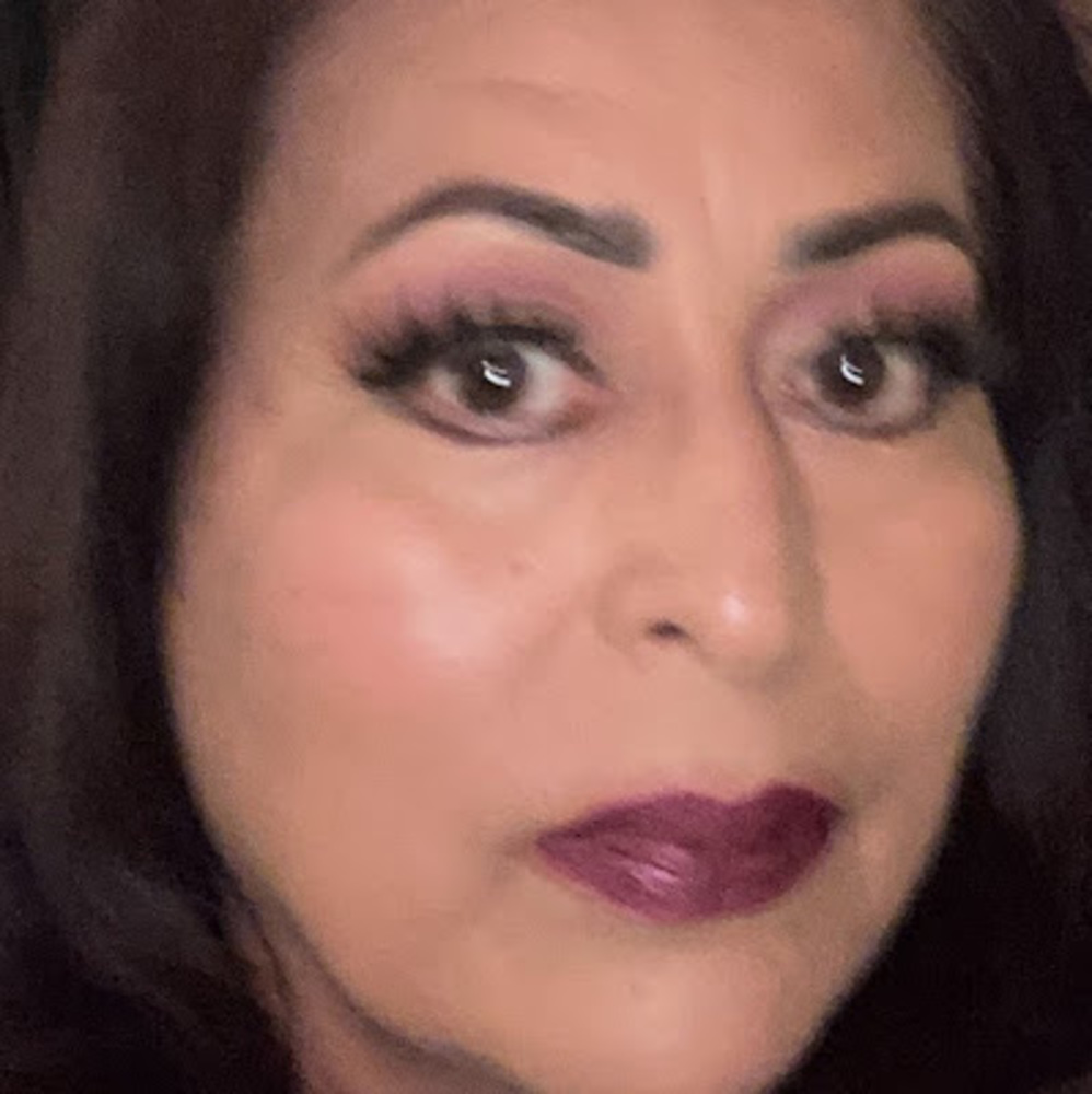 Meet your Posher, Esthela